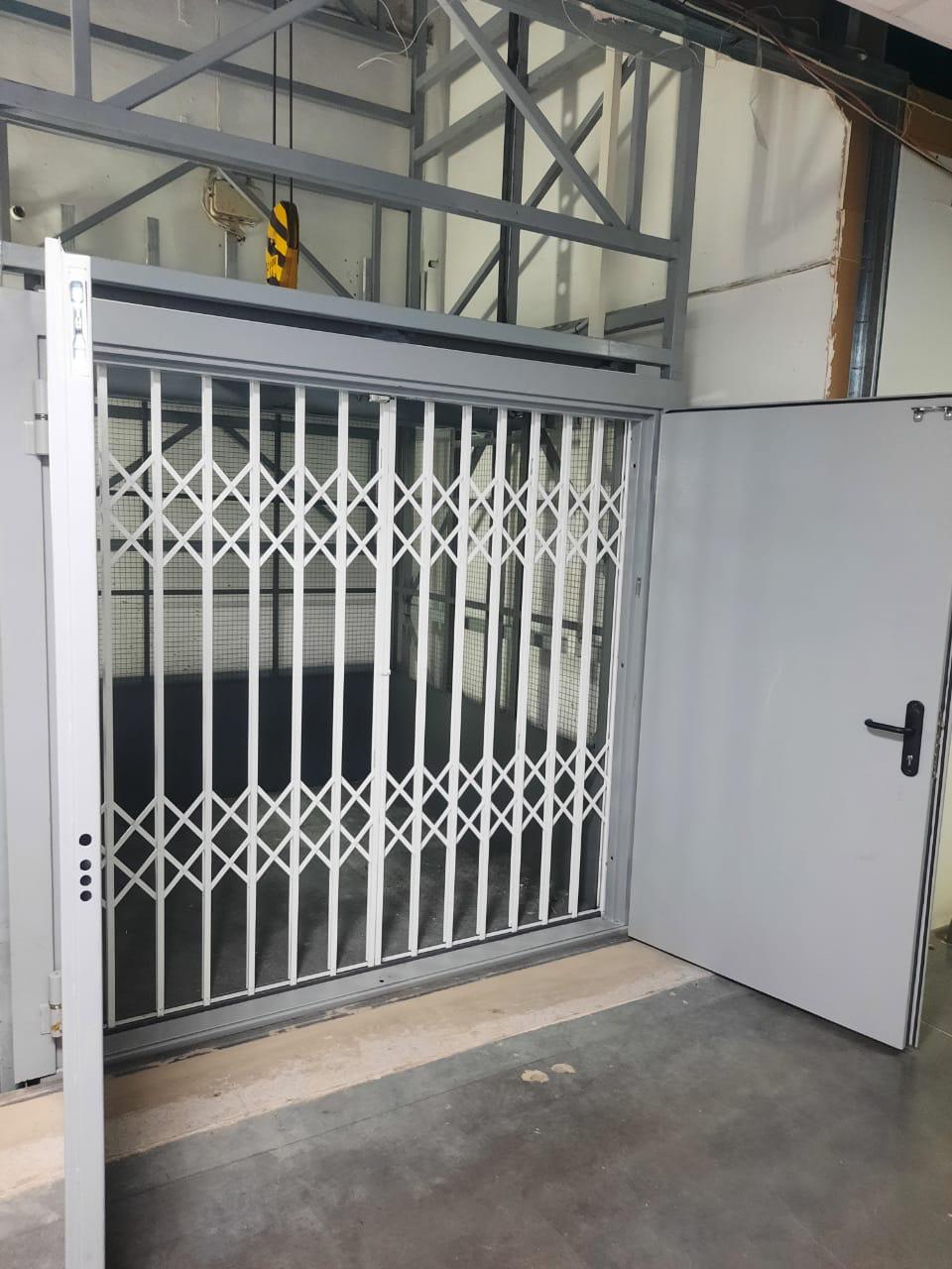 Грузовой подъёмник в металлокаркасной шахте, на 2 остановки, 1000 кг, Курган