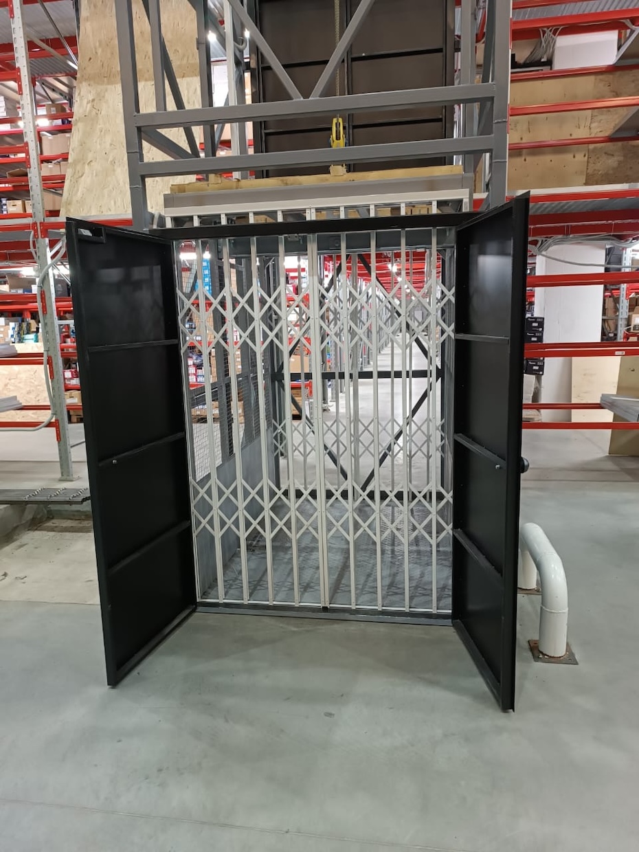 Грузовой подъемник в металлокаркасной шахте, 1500 кг в Москве