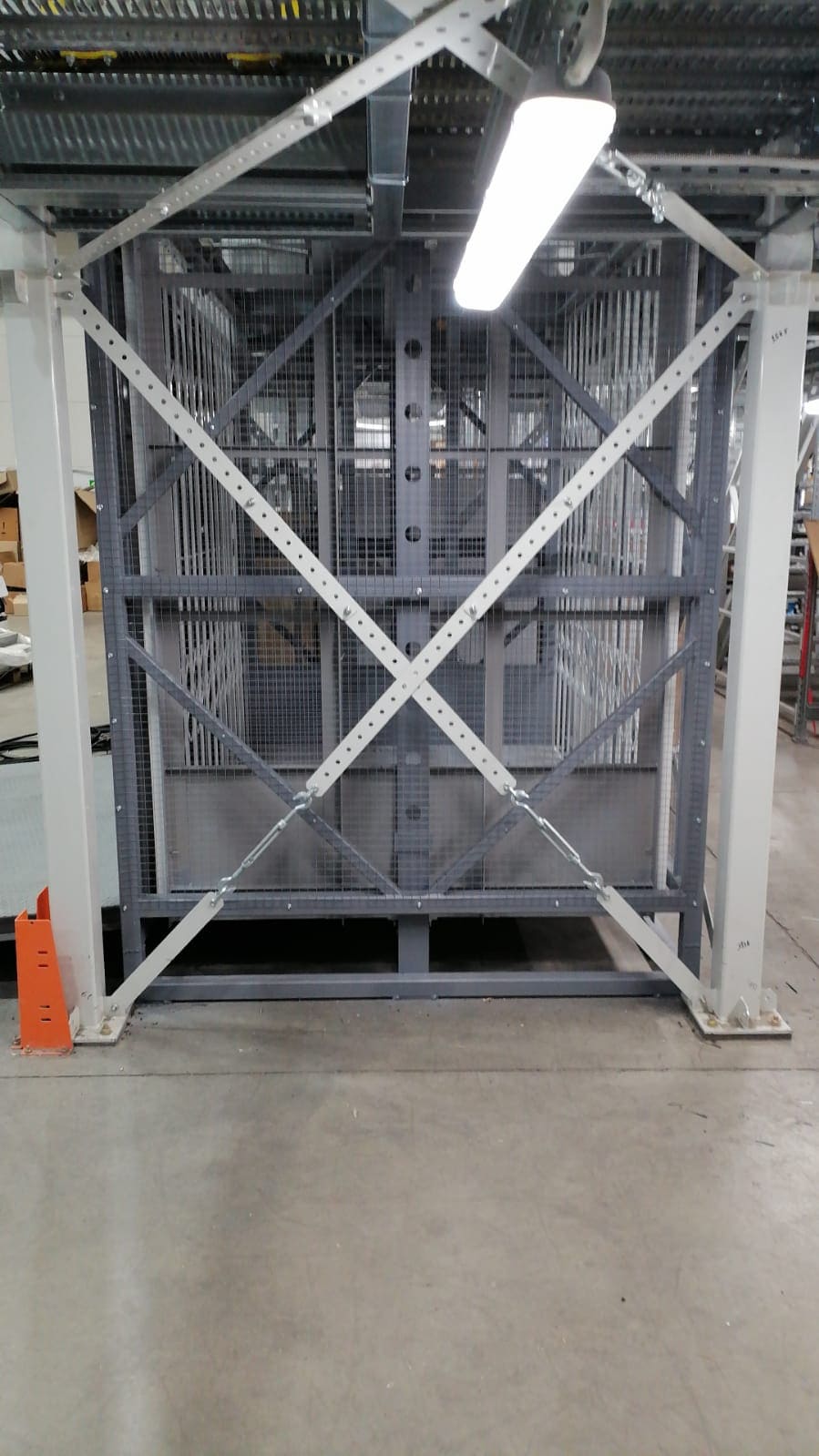 Грузовой подъемник в металлокаркасной шахте, 2000 кг (Уфа, Складской комплекс)