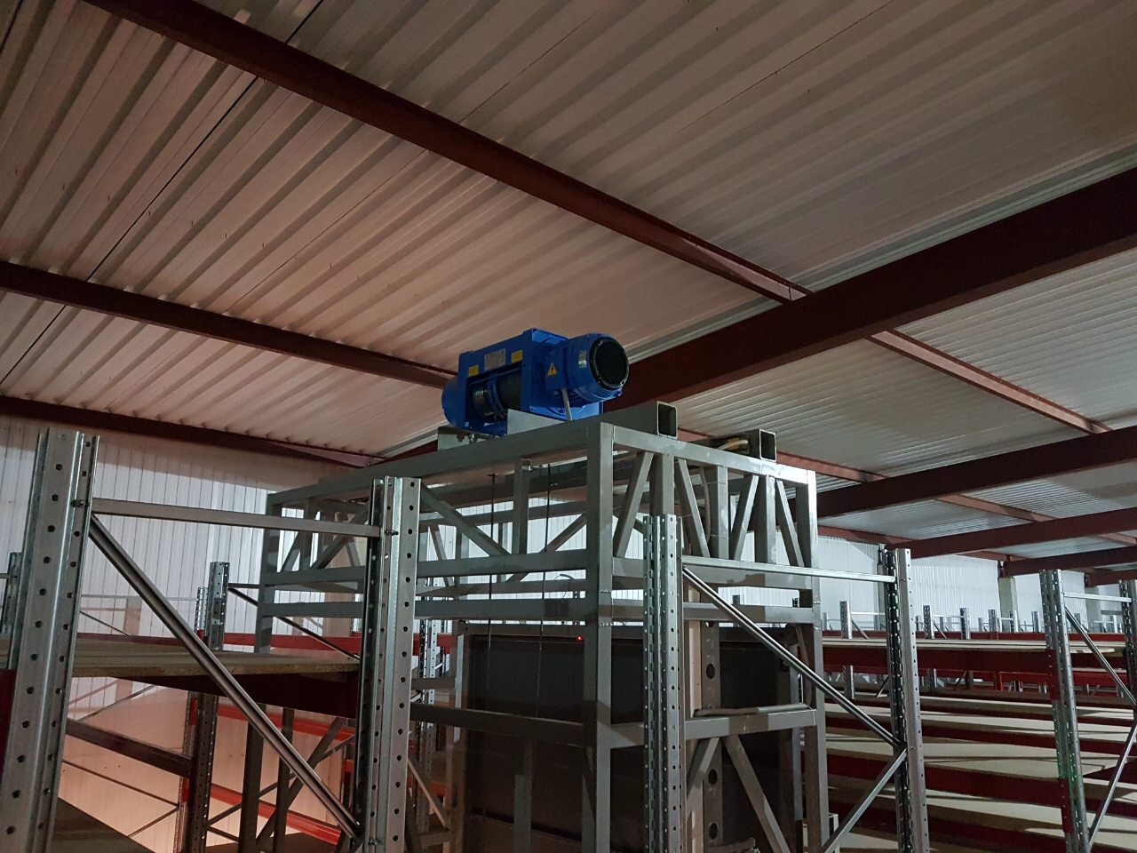 Подъемник в металлокаркасной шахте, 1500 кг, Ростов-на-Дону