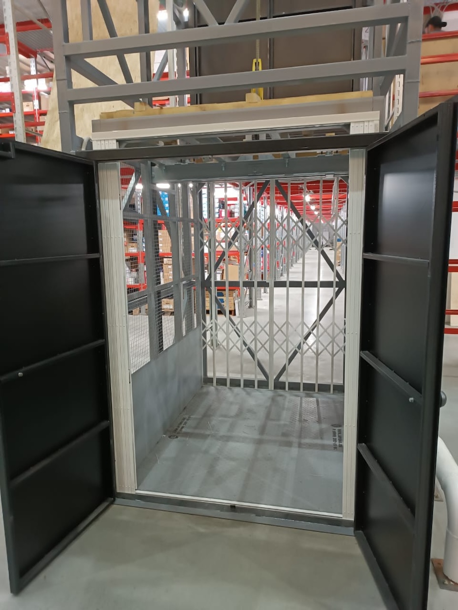 Грузовой подъемник в металлокаркасной шахте, 1500 кг в Москве