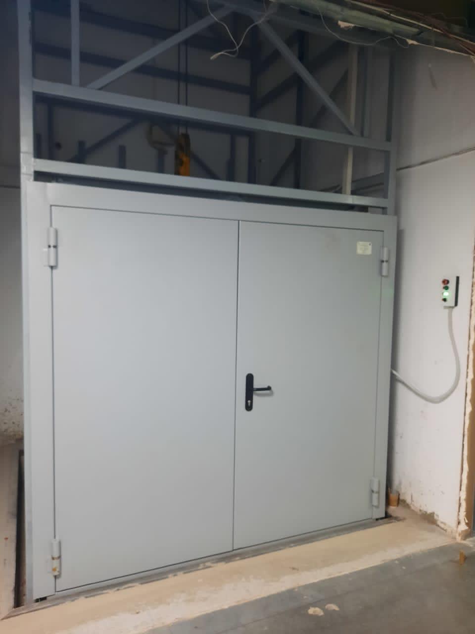 Грузовой подъёмник в металлокаркасной шахте, на 2 остановки, 1000 кг, Курган