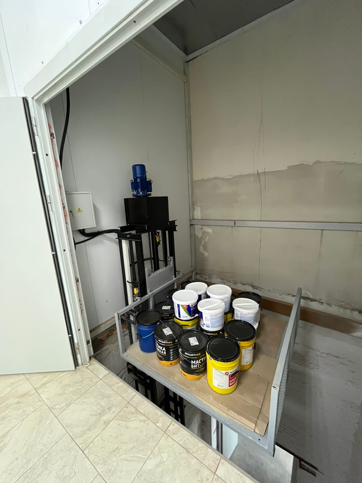 Консольный (мачтовый) цепной грузовой подъемник, 500 кг в Краснодаре