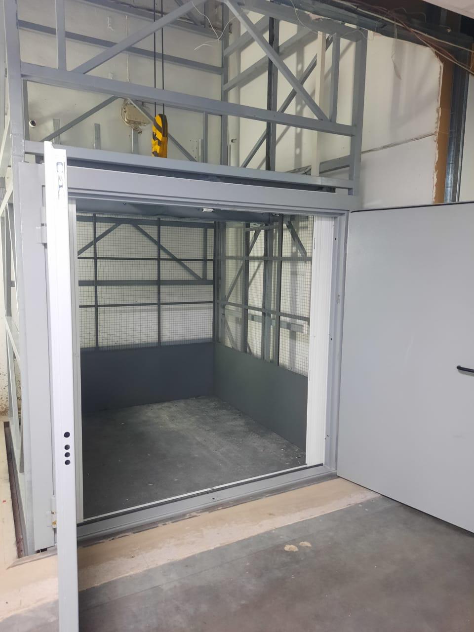 Грузовой подъёмник в металлокаркасной шахте, на 2 остановки, 1000 кг, Курган