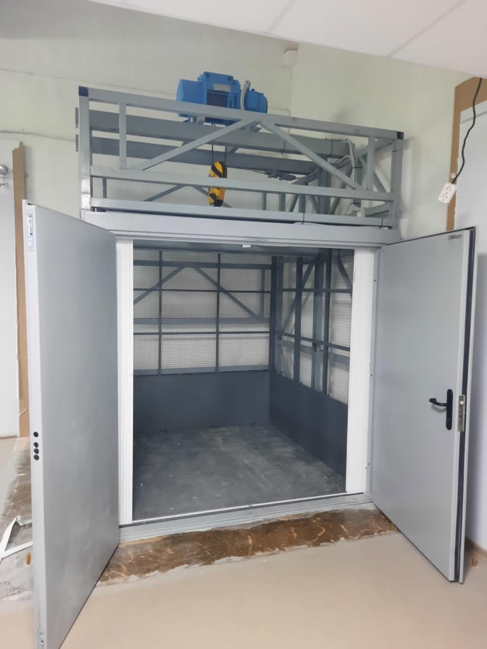 Грузовой подъёмник в металлокаркасной шахте, на 2 остановки, 1000 кг, Курган