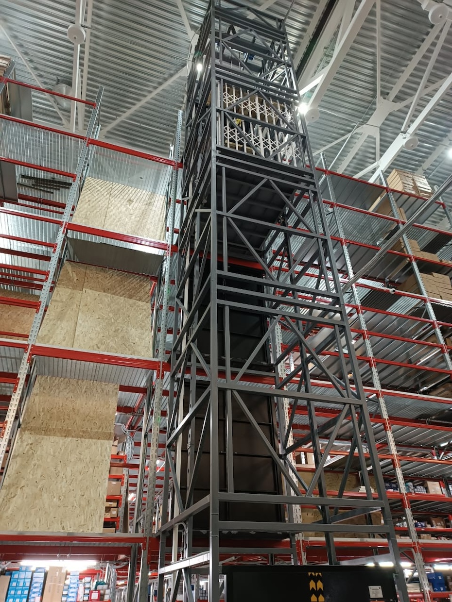 Грузовой подъемник в металлокаркасной шахте, 1500 кг в Москве