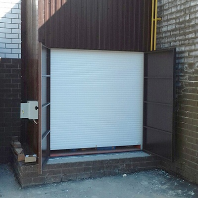 Подъемник грузовой в металлокаркасной шахте