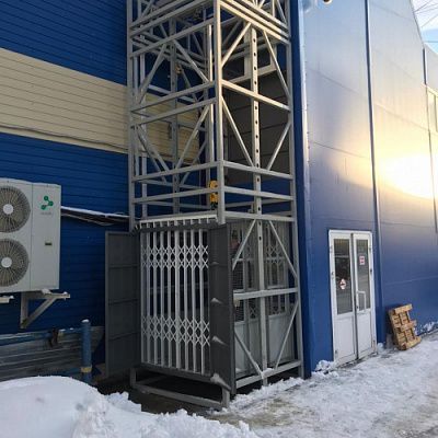 Подъемник грузовой в металлокаркасной шахте